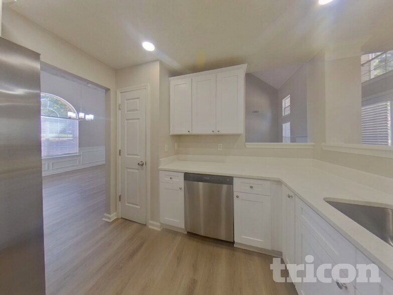 Building Photo - 12513 Lakeside Pkwy