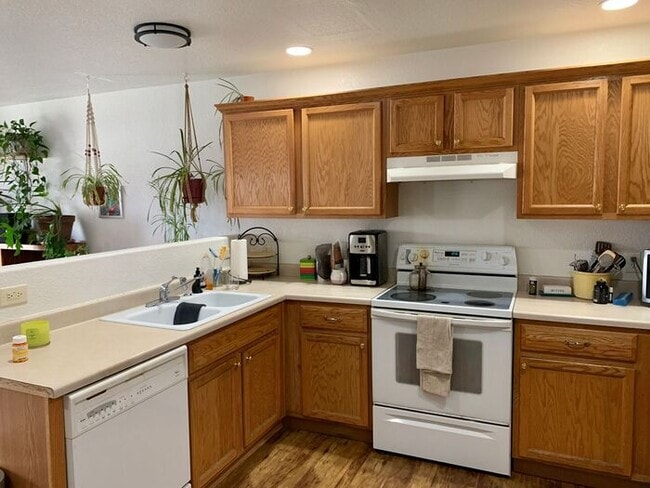 Building Photo - 3 Bedroom 2.5 Bath Townhouse w/ 2-Car Garage!