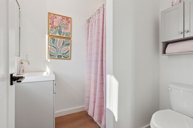 Building Photo - Welcome to the Oswalds Place Apartments!