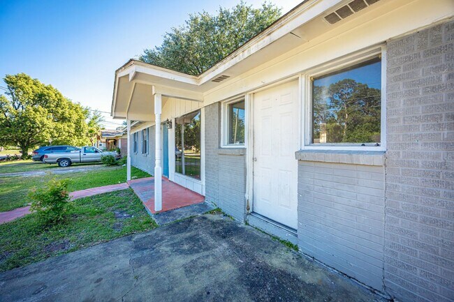 Building Photo - 5612 Rose Dr