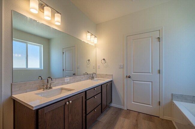 Building Photo - 761 Spyglass