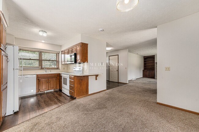 Building Photo - Marvelous Omaha Home