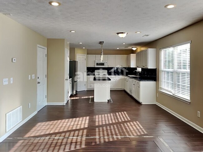 Building Photo - 586 Hollerman Ln