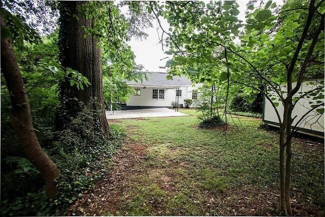 Building Photo - 3200 Lavista Rd