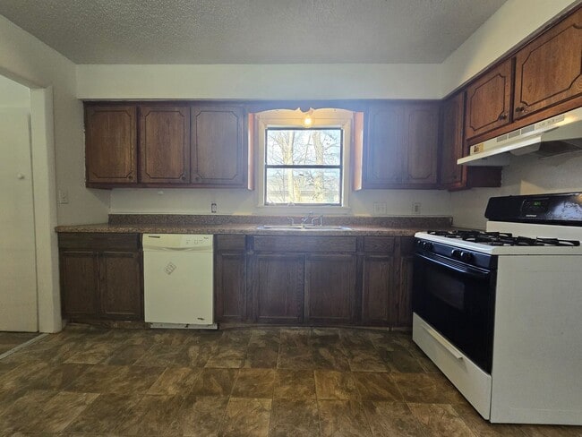 Building Photo - 3 Bed 1 Bath Home in Shawnee