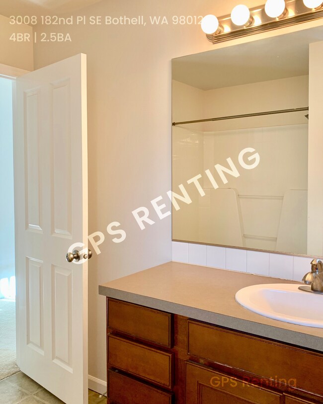 Building Photo - Charming 4 bedroom Single Family Home