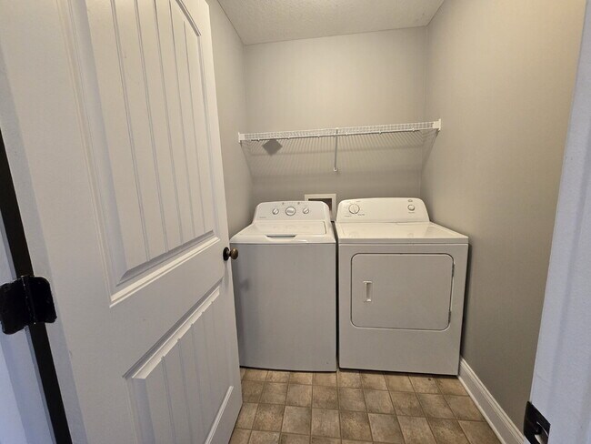 Building Photo - 1771-D SPRING WATER DR, CLARKSVILLE, TN 37040
