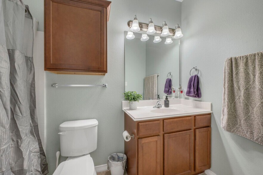 Building Photo - August 2026 Pre-Lease 4 bed Lakeridge - NO CARPET!