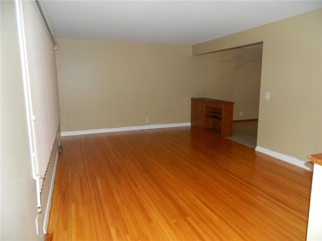 Building Photo - 209 Valley High Rd