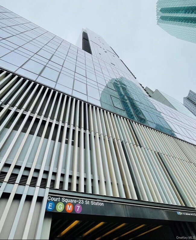 Building Photo - 3 Ct Square W