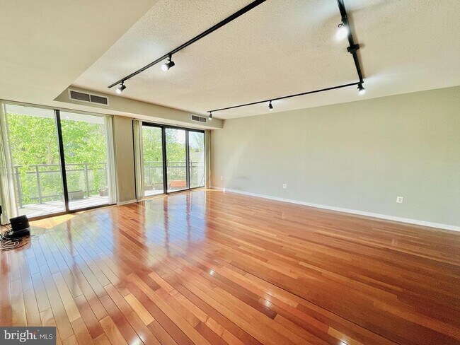 Building Photo - 1530 Key Blvd