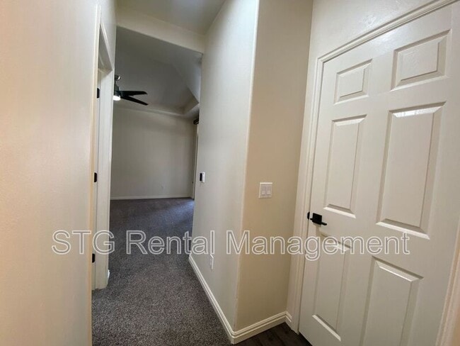 Building Photo - 3427 E Sweetwater Springs Dr
