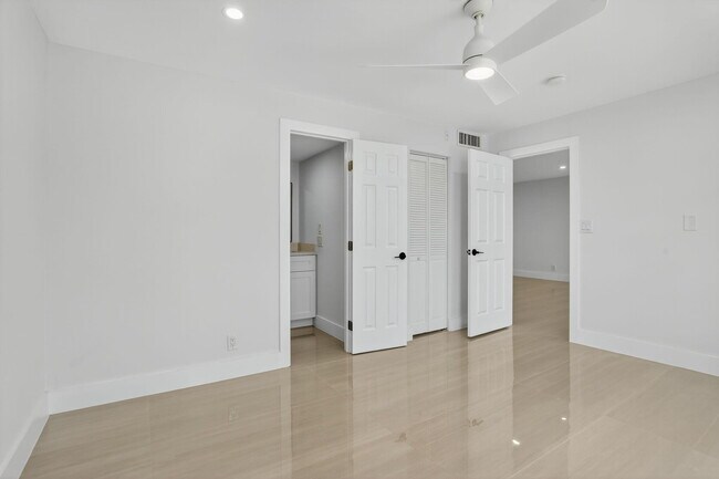 Building Photo - 2651 S Palm Aire Dr