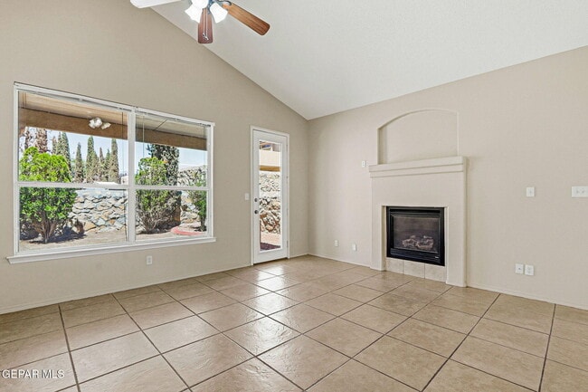 Building Photo - 1445 Paseo De Flor St