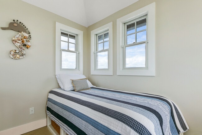 Building Photo - 681 Ocean Palm Way