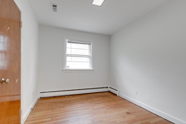 Building Photo - 3 Bedroom & 1.5 Bathroom with Huge Fenced ...
