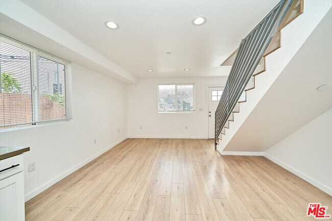 Building Photo - 965 S Lorena St