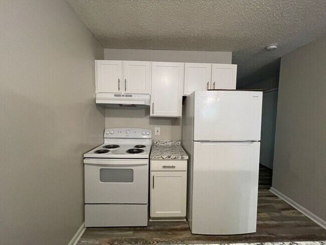 Building Photo - Beautiful One Bedroom Apt in Cotswold Neig...