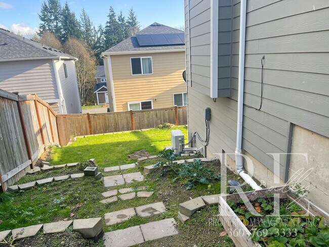 Building Photo - Spacious 3 bedroom