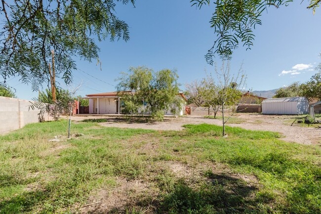 Building Photo - 3 Bedroom 2 Bathroom