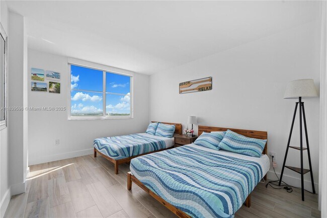 Building Photo - 300 Bayview Dr