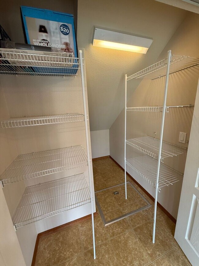 Building Photo - Beautiful 4 Bedroom in the Hidden Lake Community!