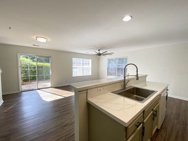 Building Photo - Charming End Unit Townhome in Mill Creek!