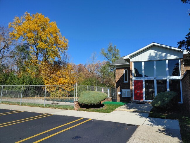 Building Photo - 25312 Shiawassee Cir