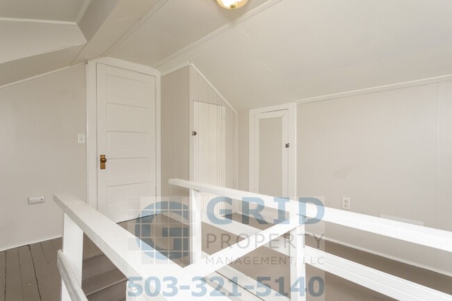 Building Photo - Two Bedroom Craftsman Available in Woodstock!