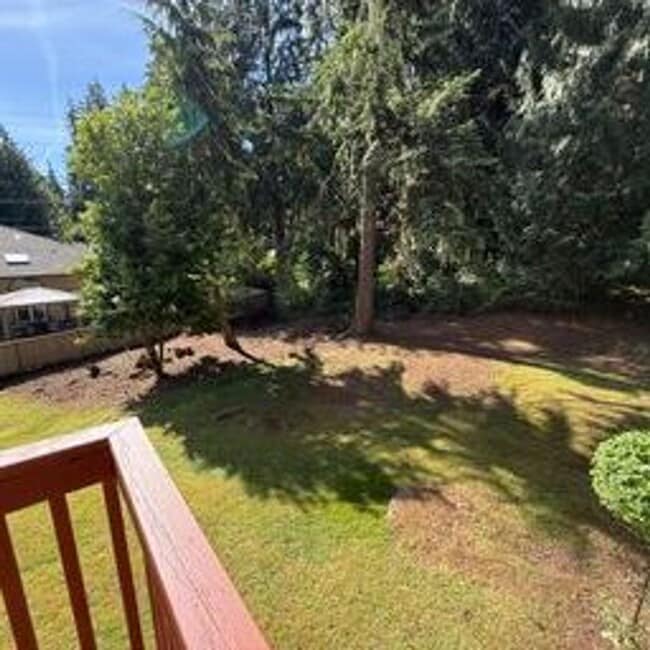 Building Photo - Beautiful home in highly desirable Bellevue neighborhood.