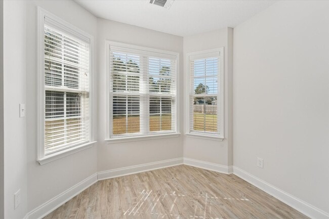 Building Photo - AVAILABLE NOW! (Pet Friendly)