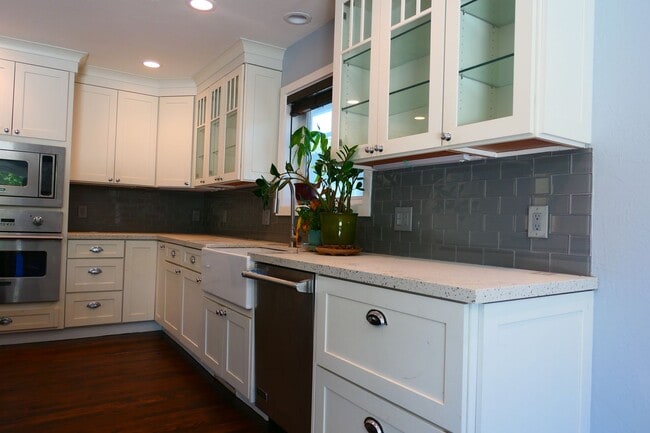 Building Photo - 4 bedroom 2 bath! Forced air, hardwood flo...