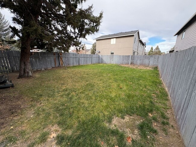 Building Photo - CHECK OUT THIS COZY 3 BEDROOM, 2.5 BATH TO...