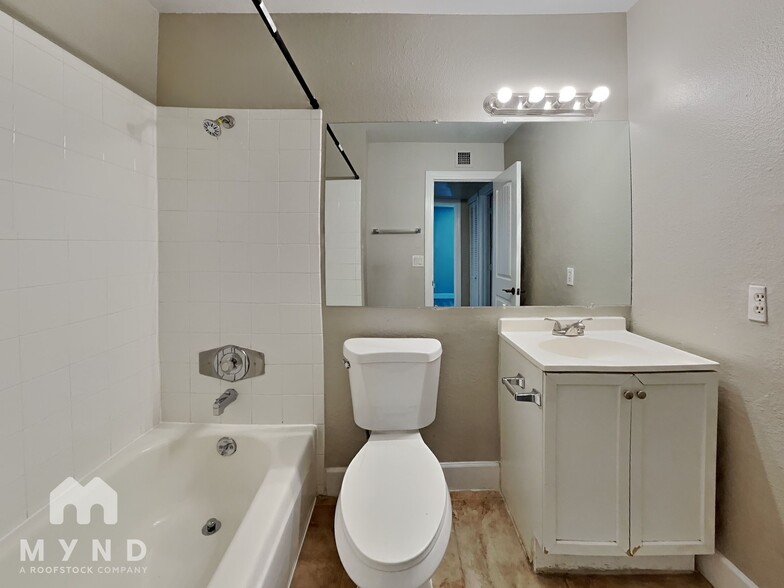 Building Photo - 2132 W Glenrosa Ave