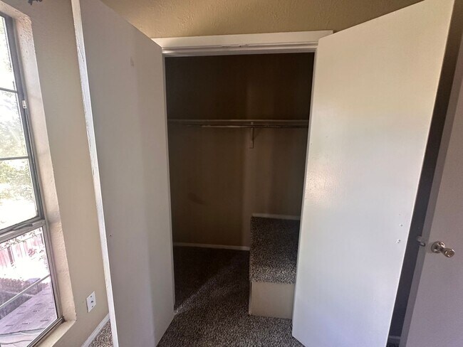 Building Photo - Spacious 2 story townhouse with fenced yard!