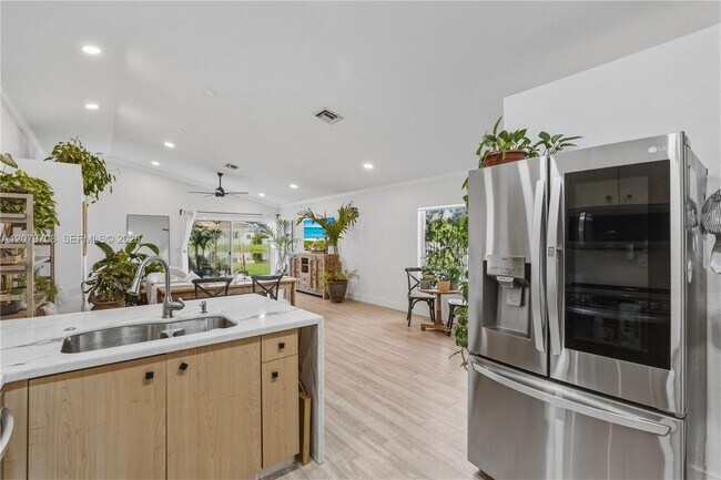Building Photo - 1416 Canary Island Dr
