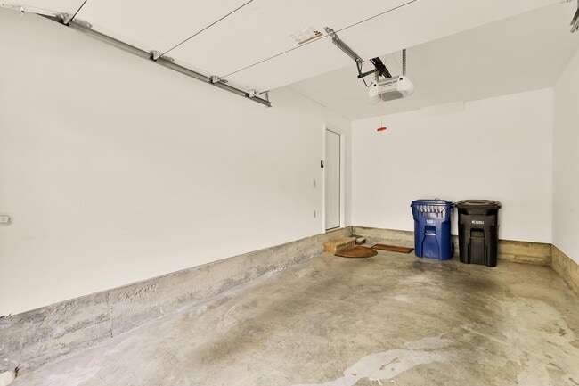 Building Photo - 1249 Quaker Hill Dr