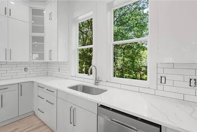 Building Photo - 2323 Carter Ave