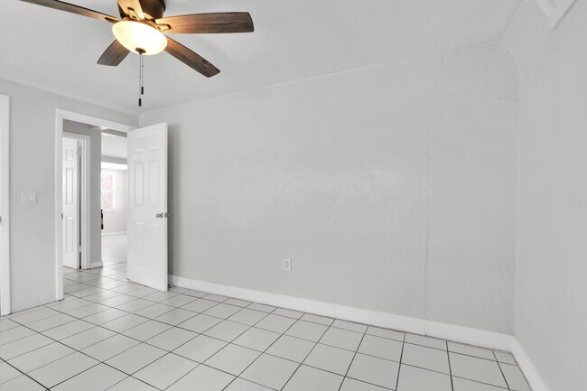 Building Photo - 817 N J St