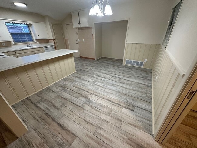 Building Photo - 1106 La Paloma St