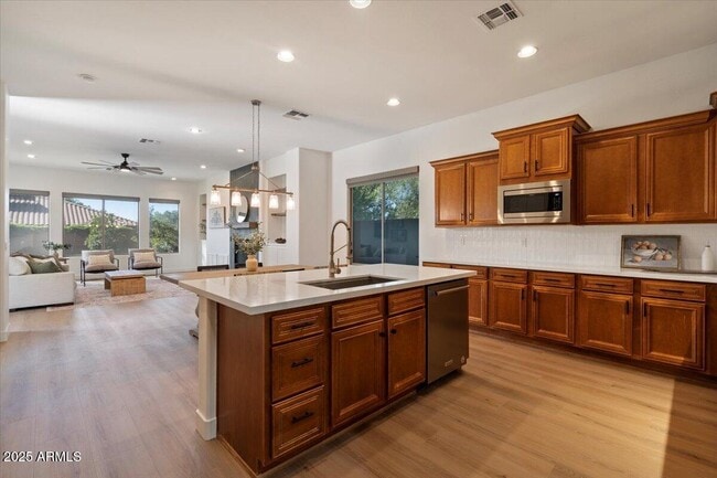 Building Photo - 2025 W Calle Del Sol