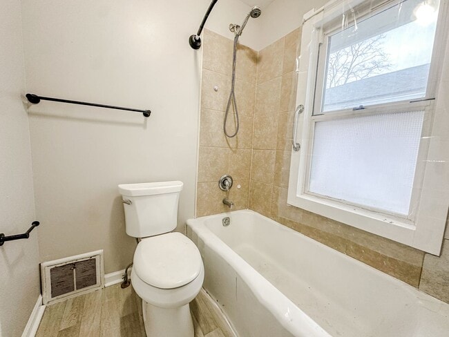 Building Photo - 2 Bedroom home for rent on east side of Toledo! Updated, clean, and very nice!