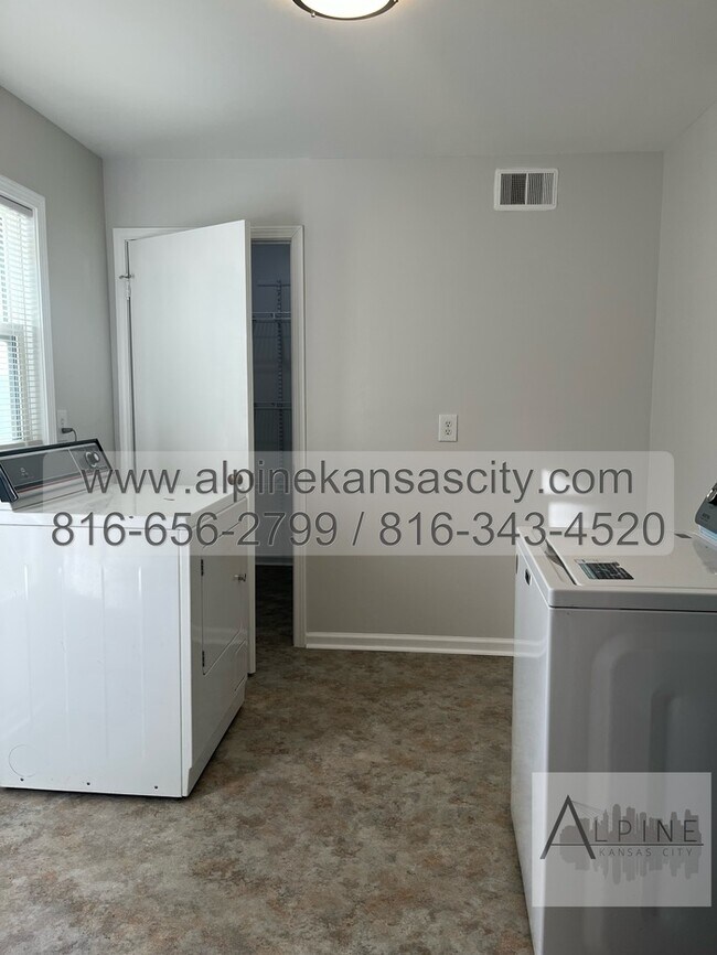 Building Photo - Spacious Gladstone Ranch!