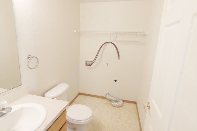 Building Photo - Newly updated Spacious 3 bedroom 2 bath Duplex in Hubbard.