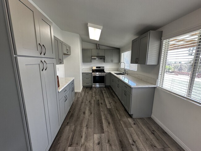 Building Photo - 10374 Lake Summit Dr