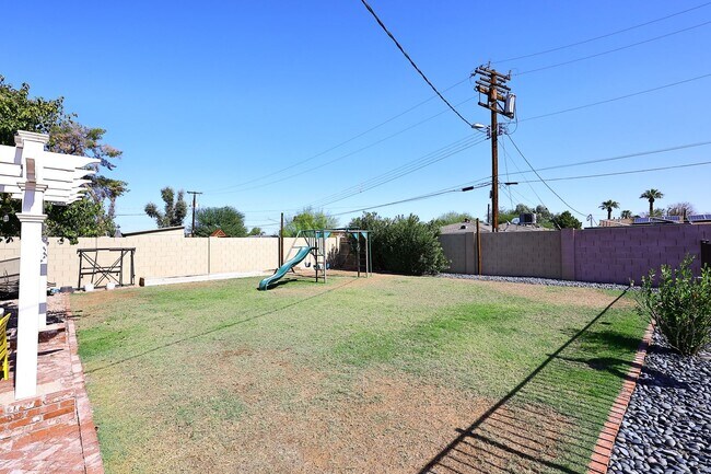 Building Photo - Fully Furnished Remodeled 4 Bedroom / 4 Bathroom Home with spacious back yard & pool in Central P...