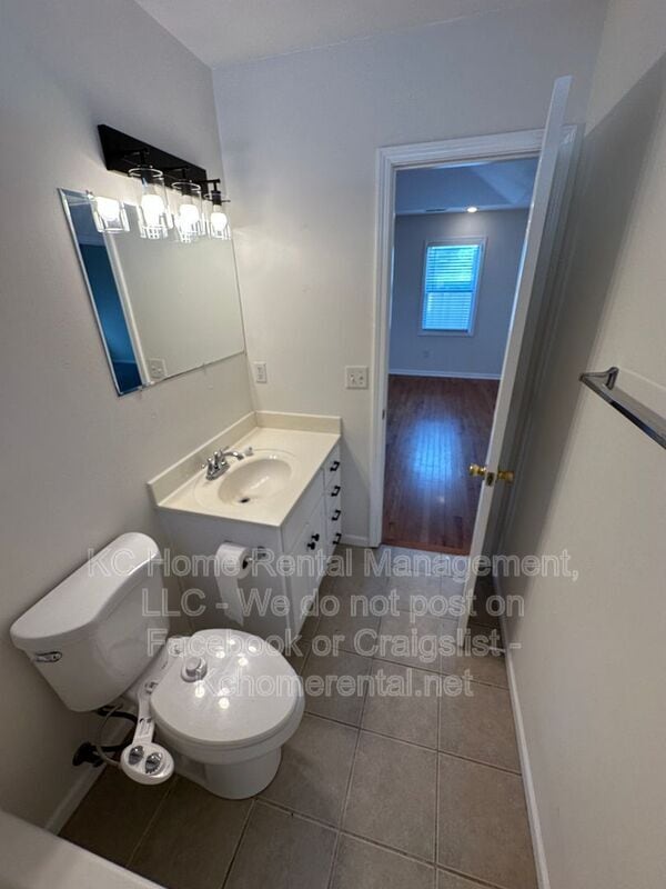 Building Photo - 1903 W 43rd Pl