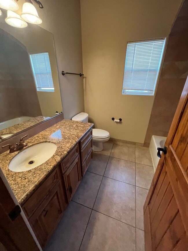 Building Photo - Beautiful 3 Bedroom Home! Available Now!