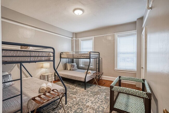 Building Photo - Furnished & Perfectly Located Downtown in ...