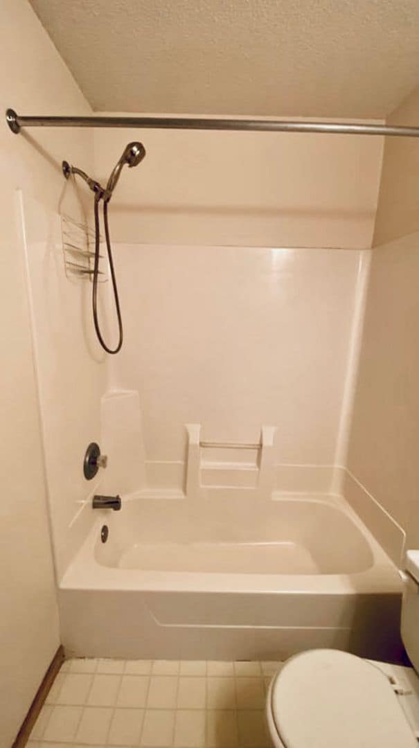 Building Photo - Spacious 2-Bedroom, 2.5 Bathroom, Tri-Leve...